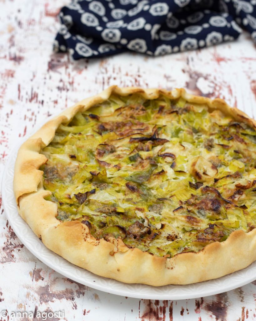 Savory leek and gorgonzola tart - delicious and simple