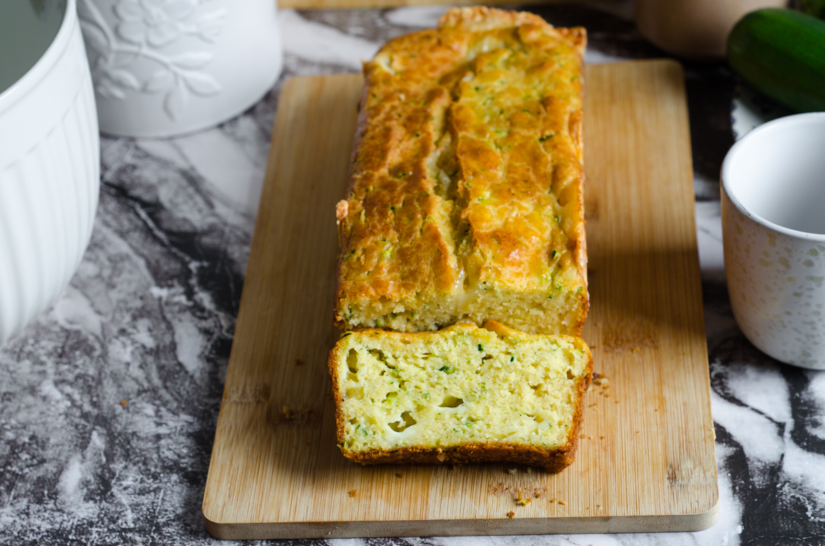 Savory zucchini and cheese loaf cake: soft, quick and perfect for any occasion