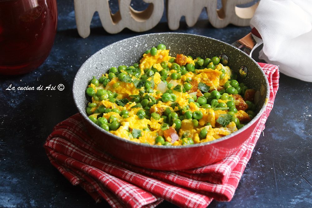 Scrambled eggs with bread and peas