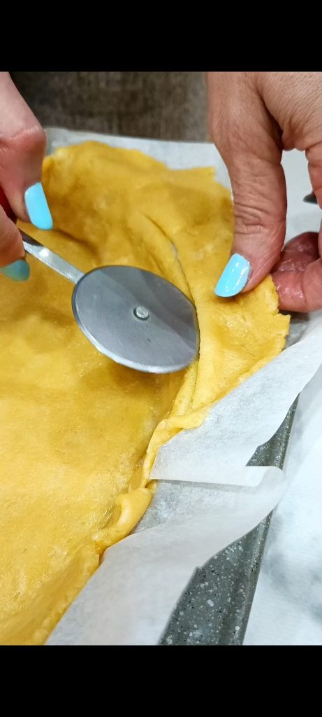 Lining a tart pan with the dough