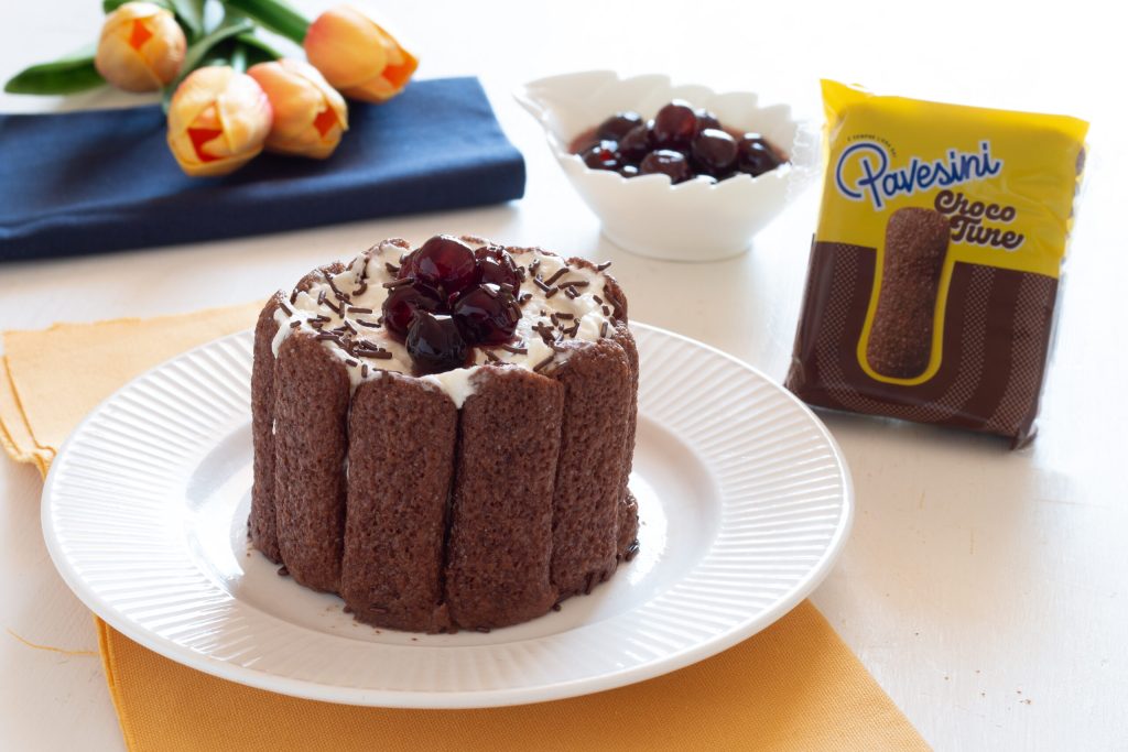Single-serving Pavesini and sour cherry cakes