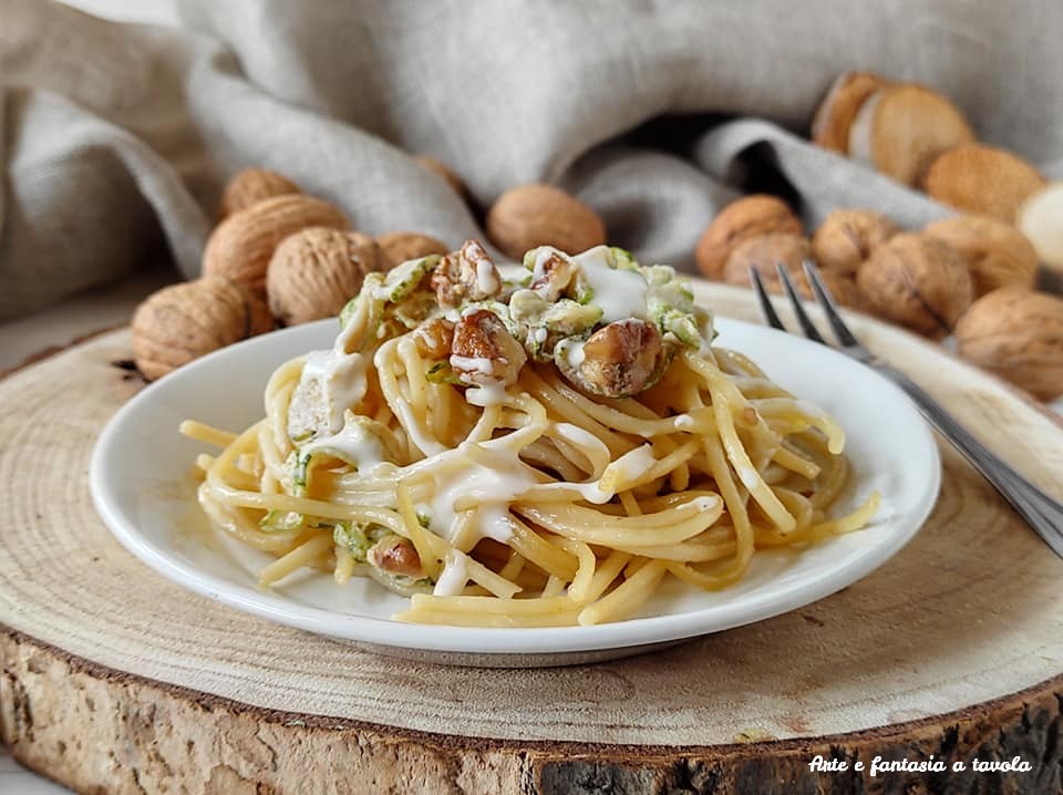 Spaghetti with walnuts, zucchini and cream