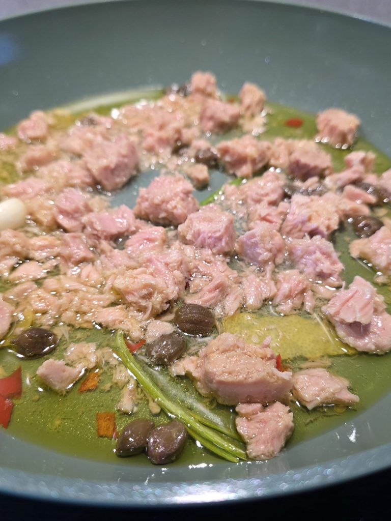 Spaghetti with tuna and lemon