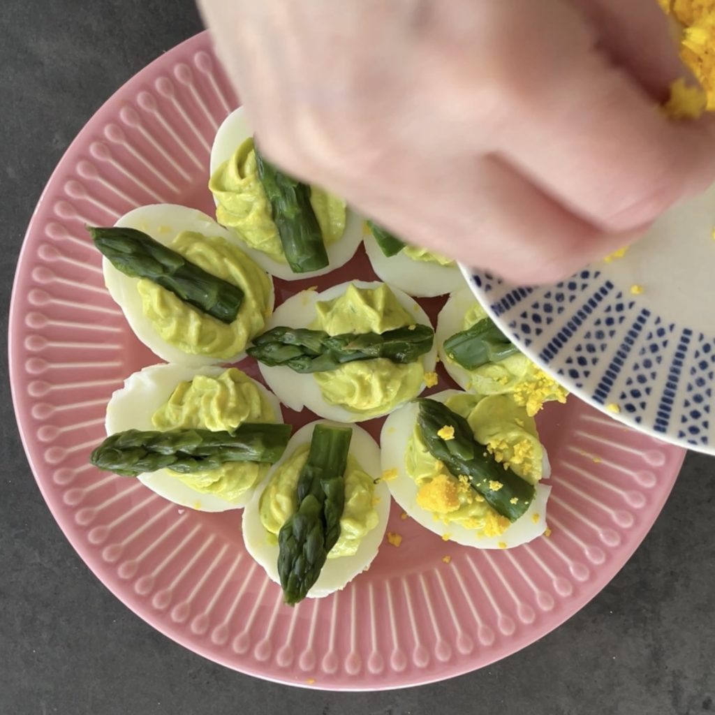 Stuffed eggs with asparagus cream