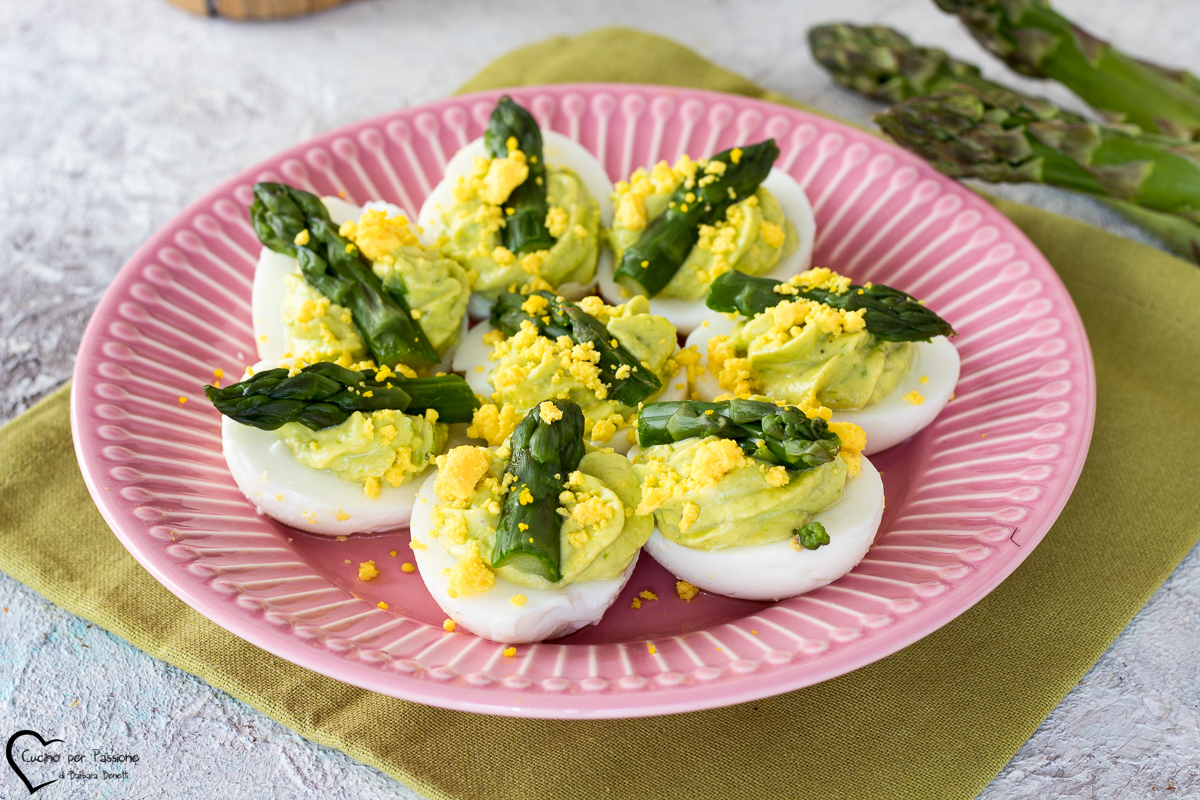 STUFFED EGGS WITH ASPARAGUS CREAM