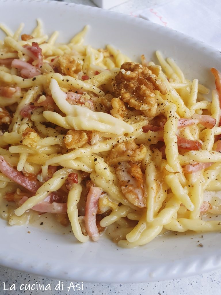 Trofie with speck, taleggio and walnuts, creamy pasta easy and quick