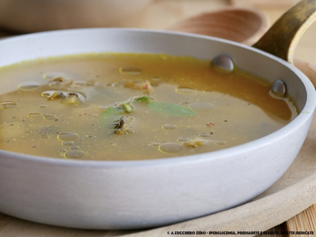 Brodo vegetale con funghi veloce e leggero