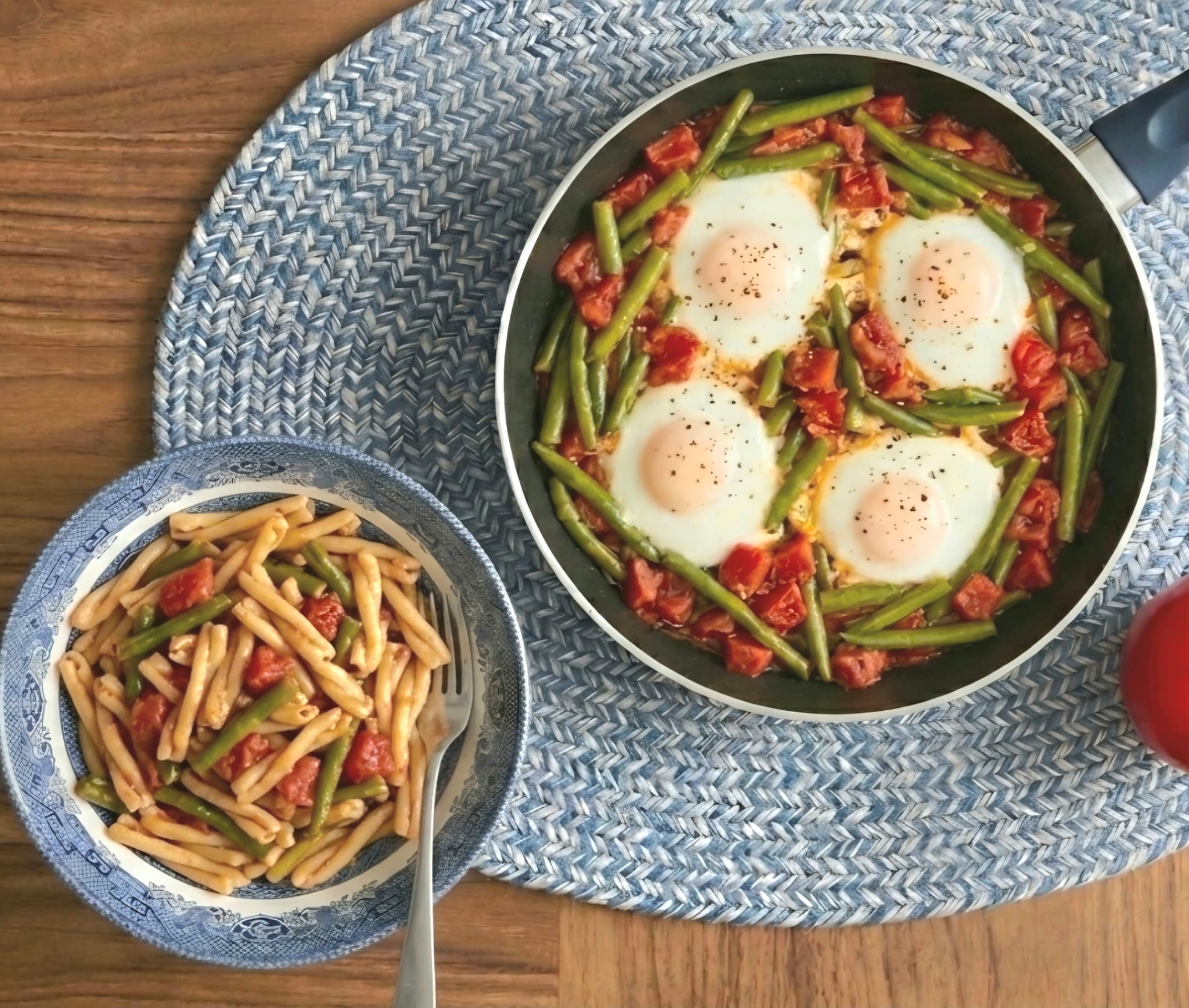 Green beans in tomato sauce with caserecce and eggs