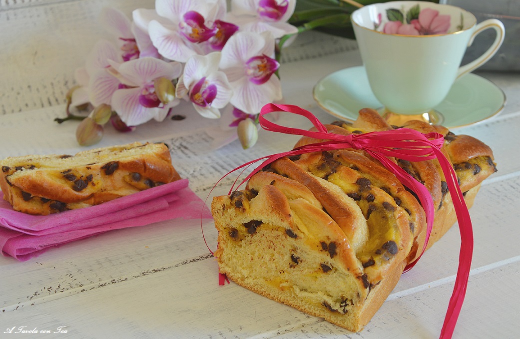 Soft braid with custard and chocolate chips