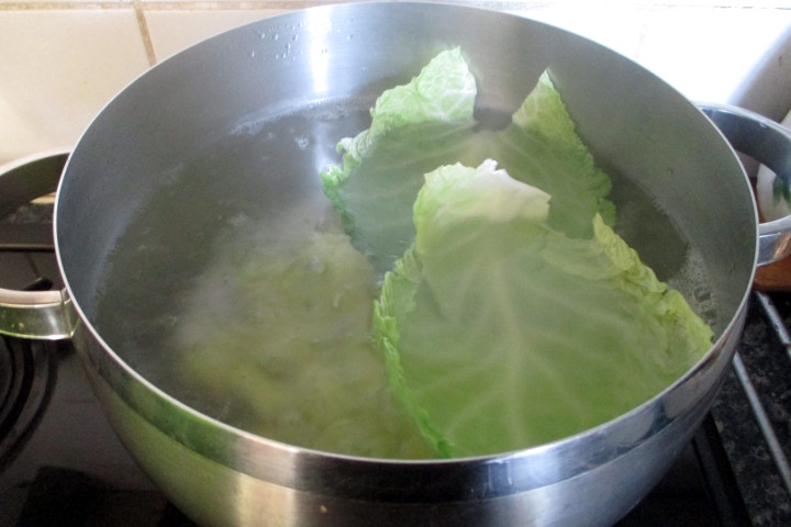 Vegan cabbage rolls preparation, Mangia senza Pancia