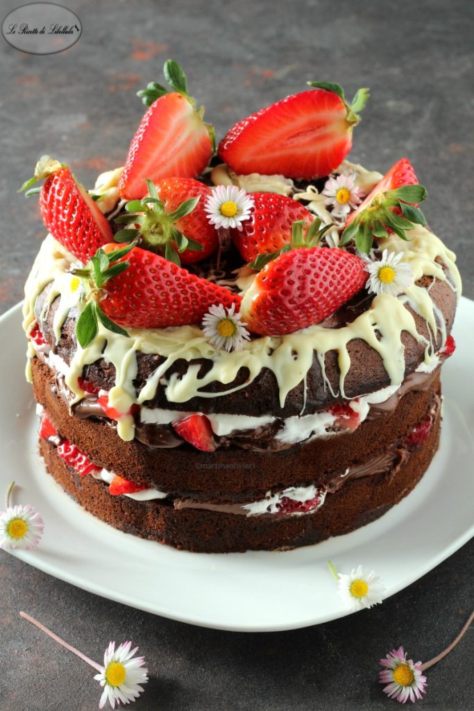 Chocolate cake with cream and strawberries