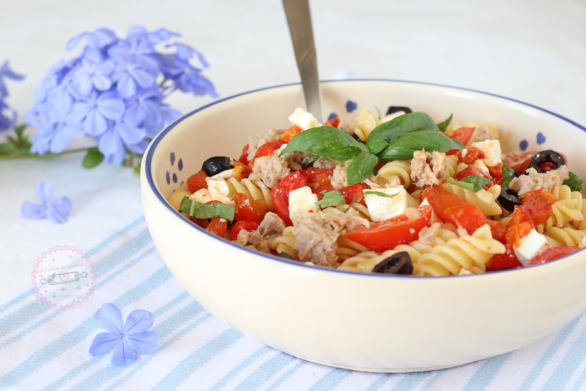 Cold pasta with tuna and cherry tomatoes