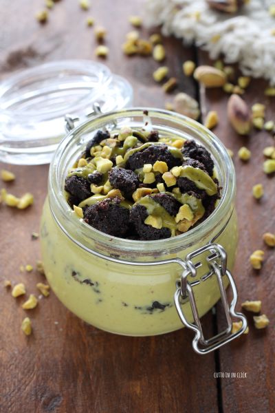 decorate con crema spalmabile al pistacchio, granella e servite in tavola