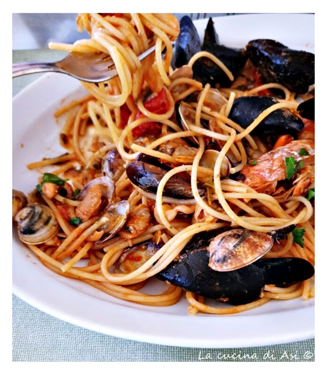 Spaghetti allo scoglio with seafood