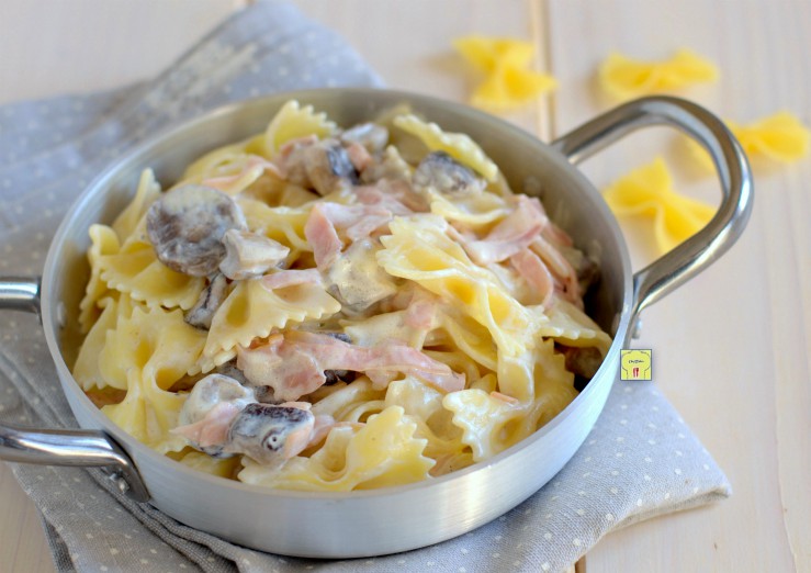 Farfalle with cream, ham and mushrooms
