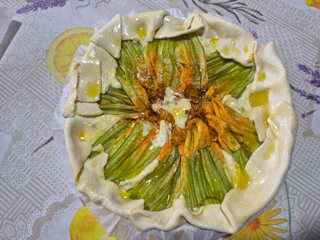 Savory tart with zucchini blossoms and ricotta: the fridge-clearing melty, fragrant recipe