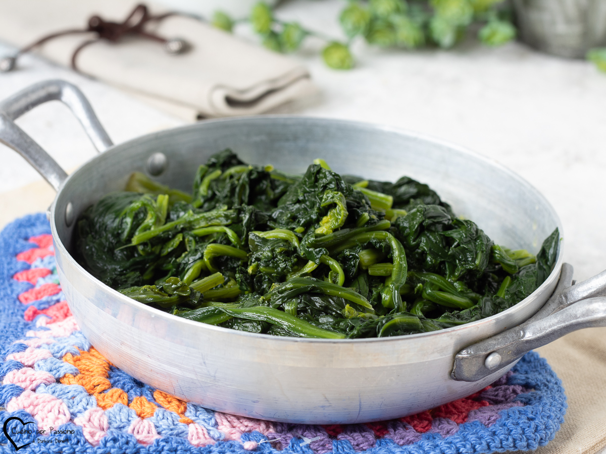 FRESH SPINACH IN A PAN