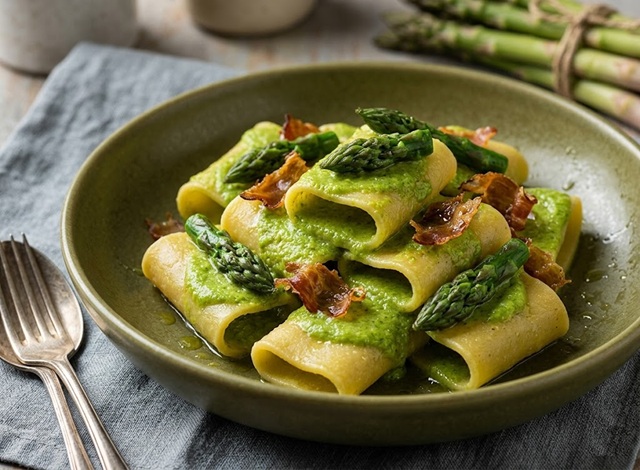 Creamy Paccheri with Asparagus: the secret to a perfect cream with crispy pancetta