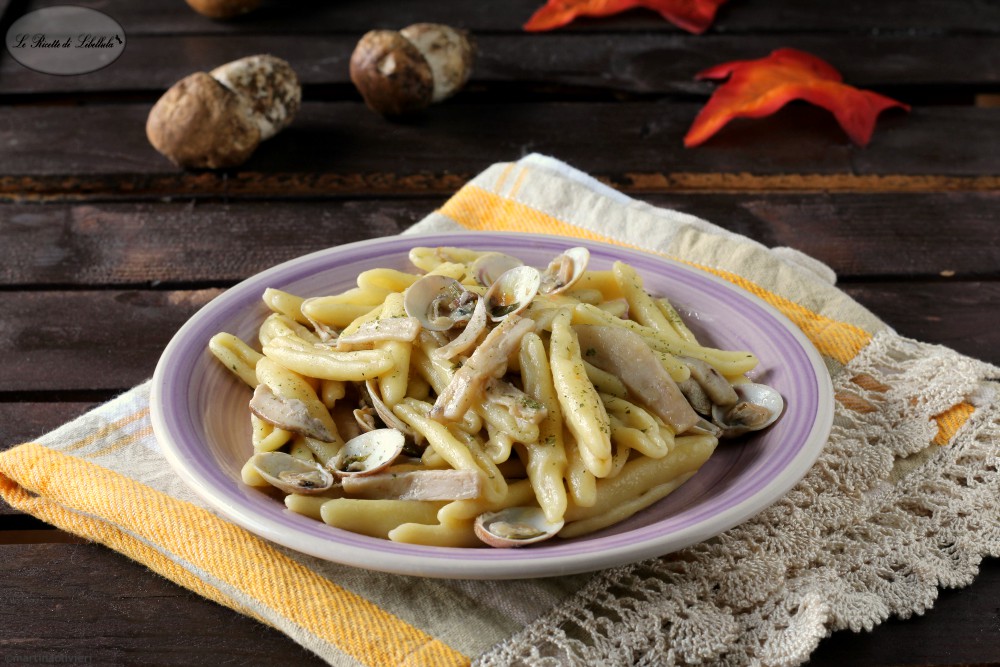 Pasta with clams and porcini mushrooms
