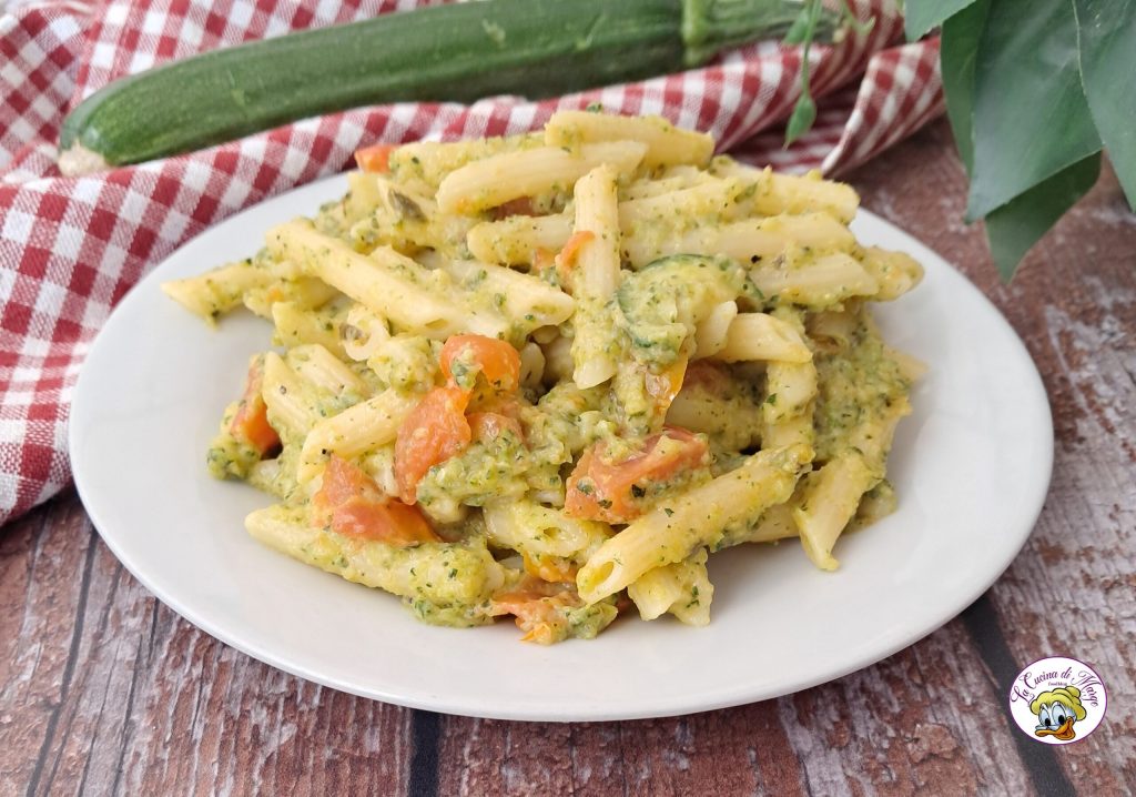 Pasta with zucchini cream and tomatoes