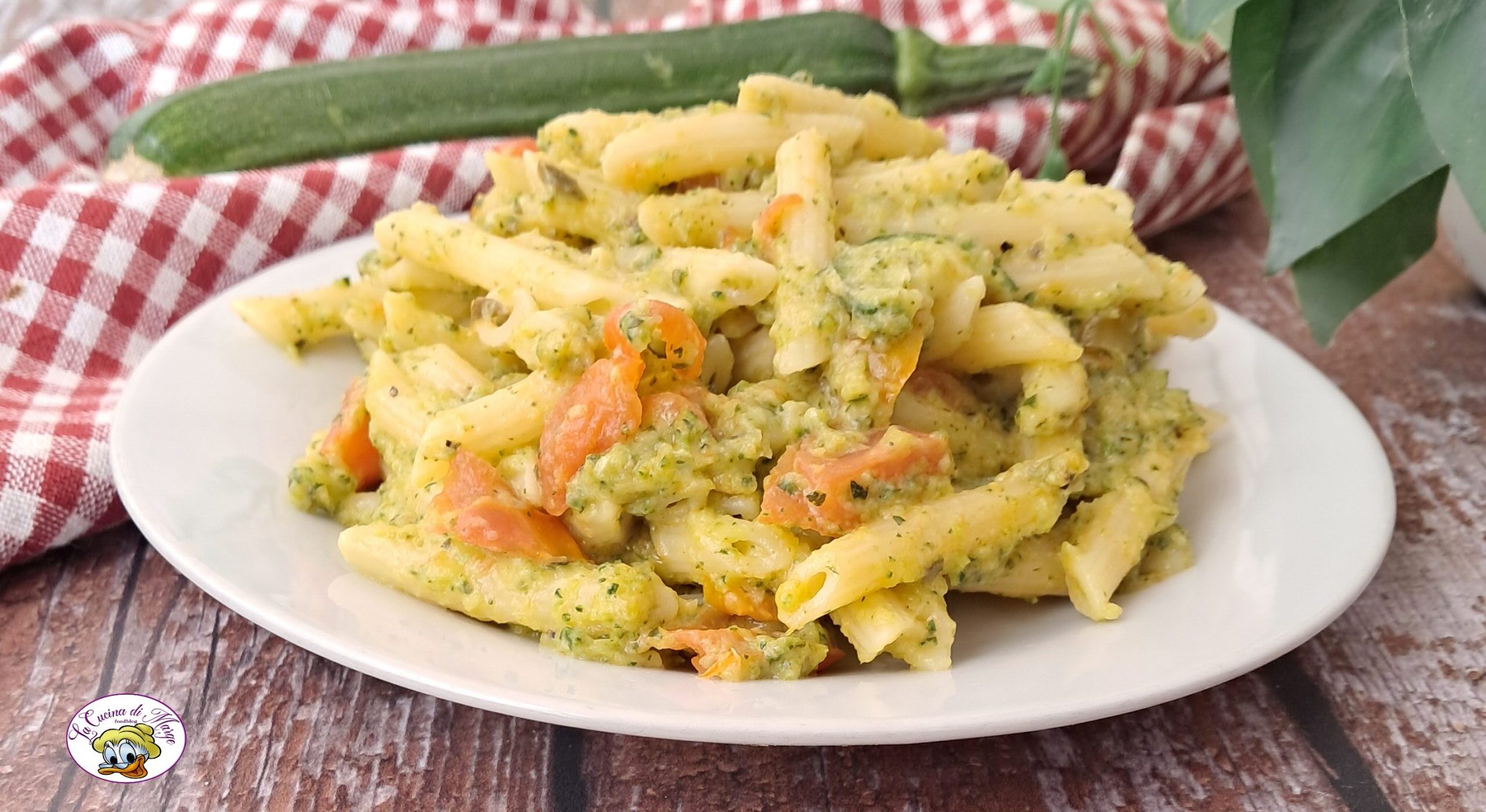 Pasta with zucchini cream and tomatoes