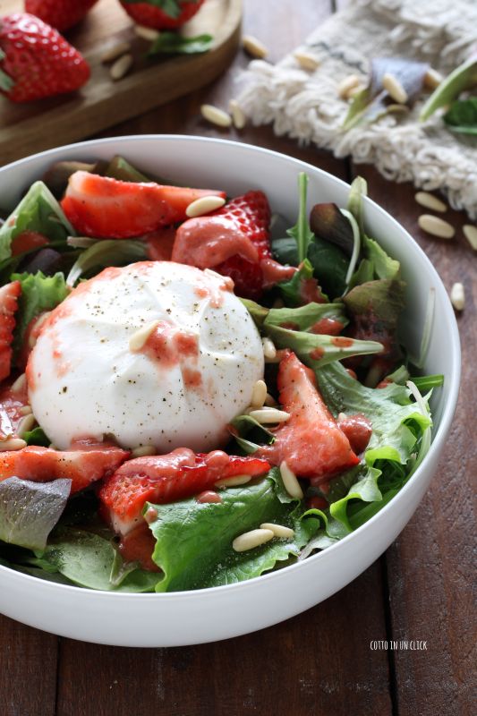 salad with burrata and strawberry sauce