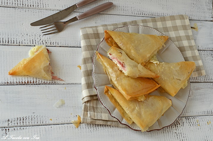 Phyllo pastry with ham and buffalo mozzarella: perfect little parcels in minutes