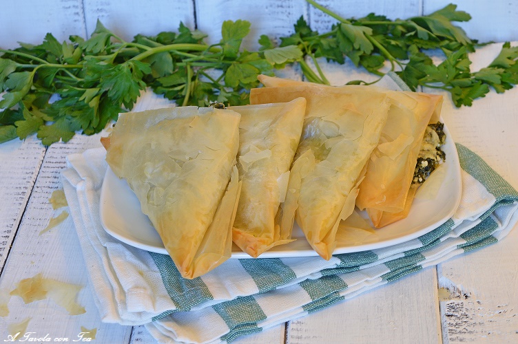 Phyllo pastry: easy recipe super-crispy spinach and feta triangles