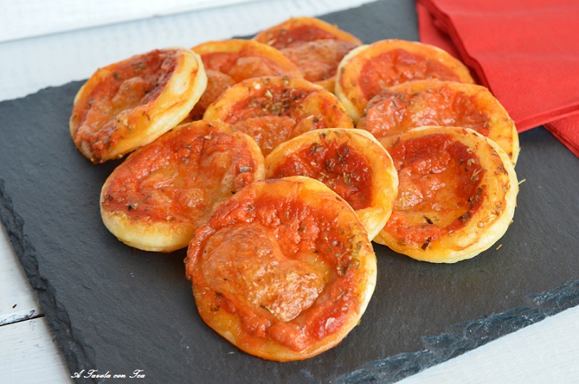 Very easy and quick puff pastry mini pizzas