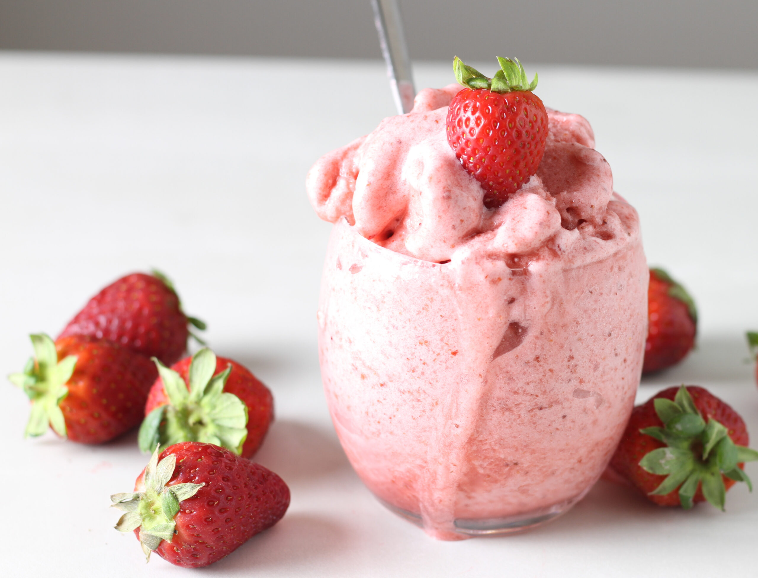 Cold strawberry cream without cream