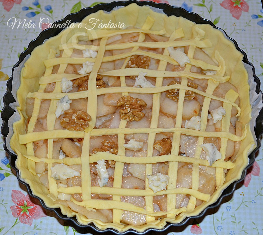 tart with pears and gorgonzola