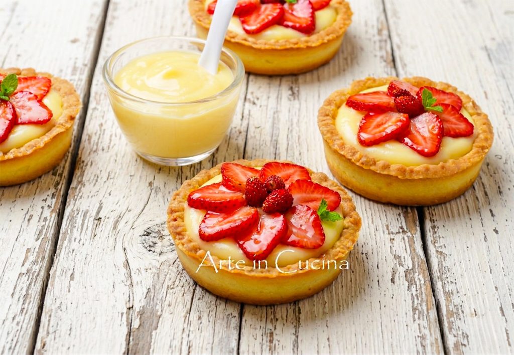 TARTLETTES with CREAM and STRAWBERRIES