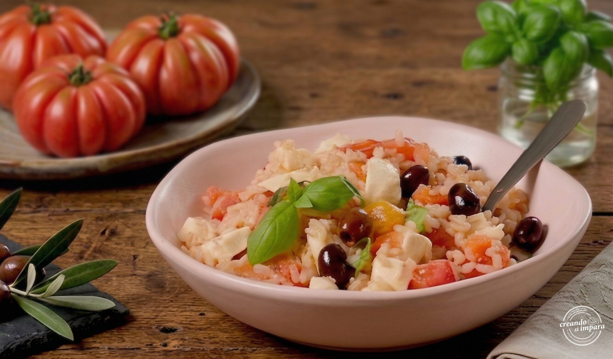 Whole-grain rice salad with tomato and mozzarella: a fresh, fiber-rich recipe