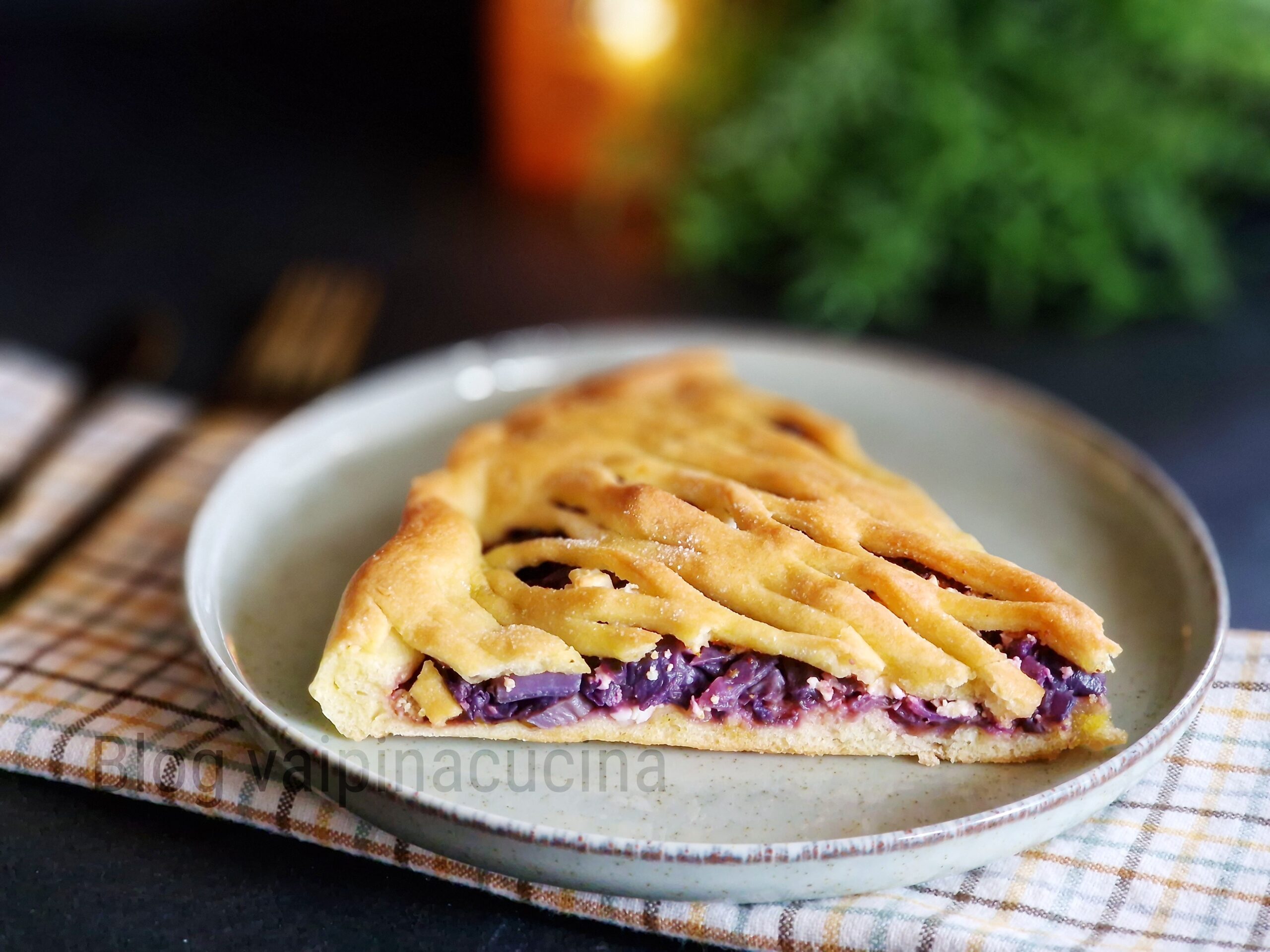 Rustikale Pizza mit Rotkohl