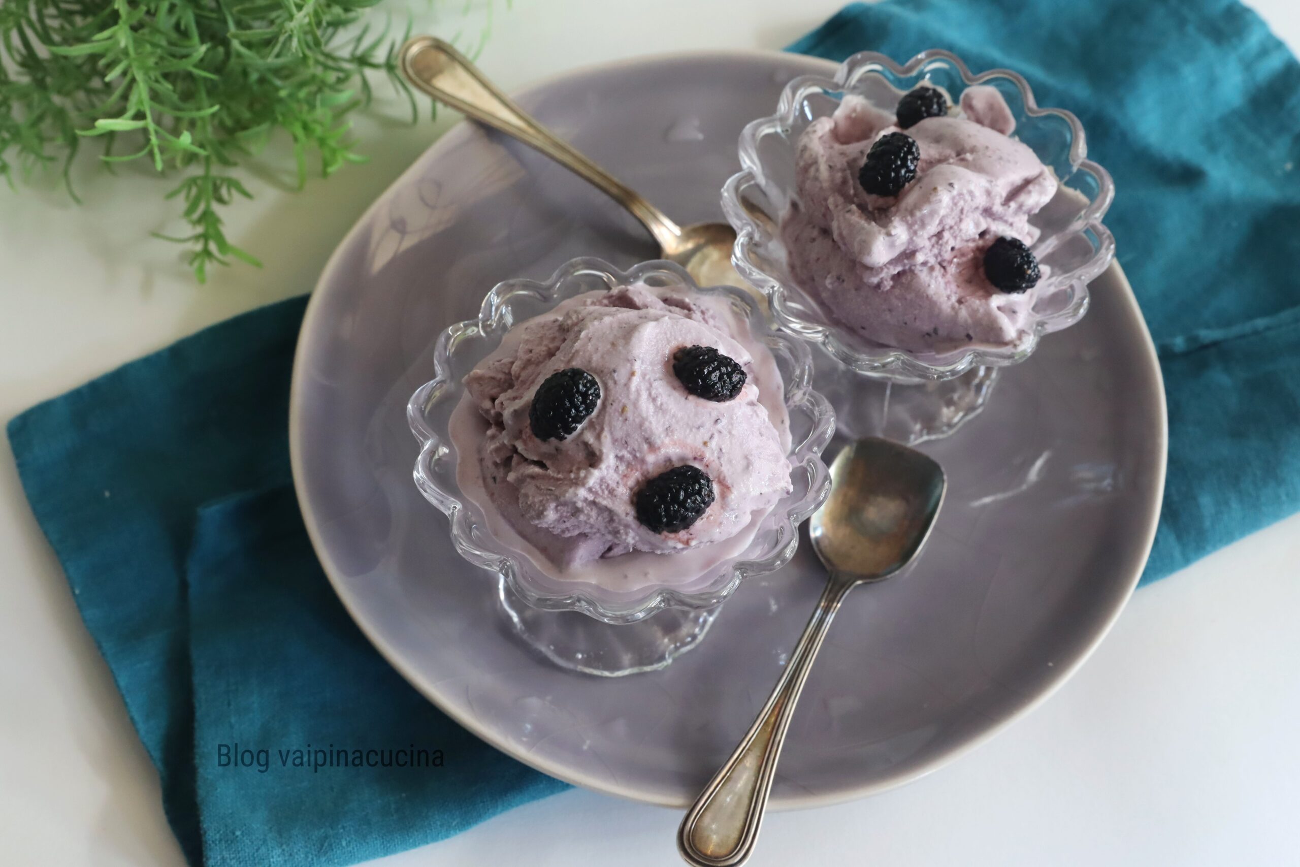 Schwarze Maulbeereneis mit der Eismaschine