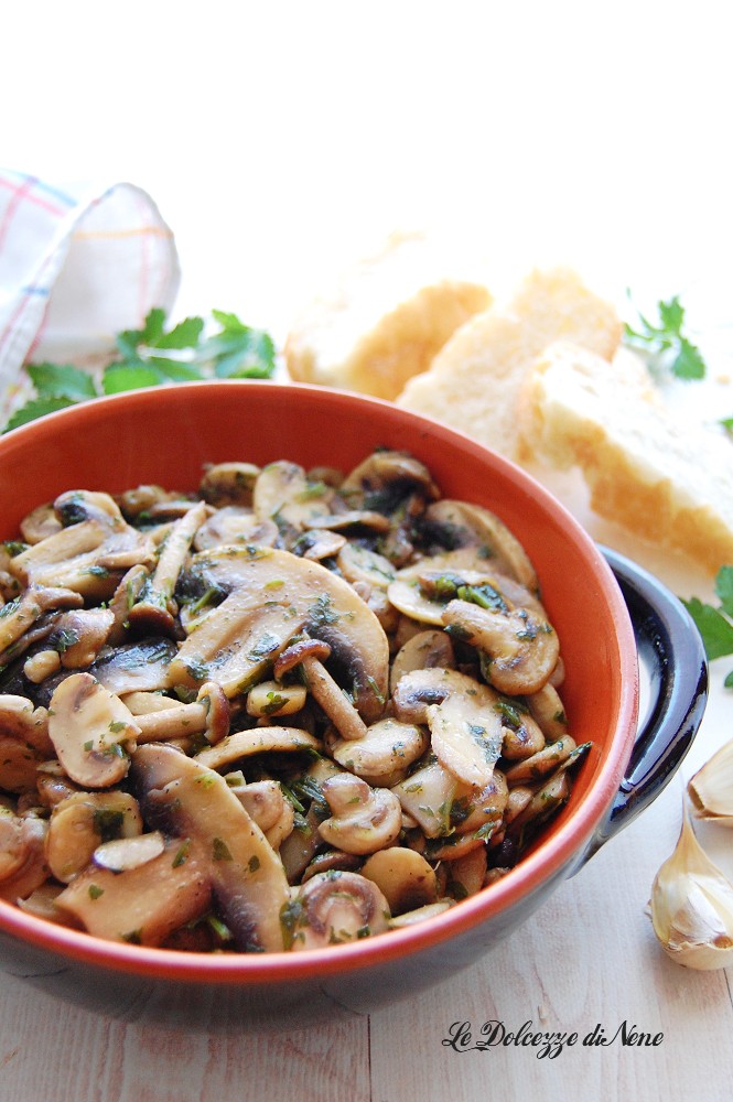 Gemischte Pilze mit Knoblauch und Petersilie