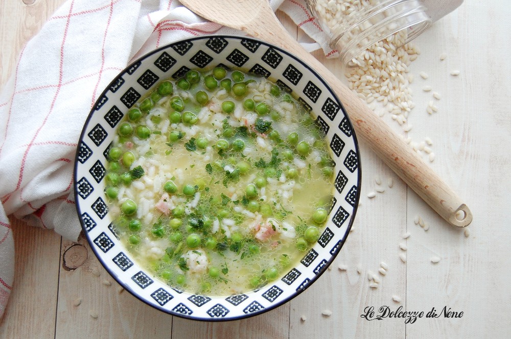 REISSUPPE MIT ERBSEN UND SPECK