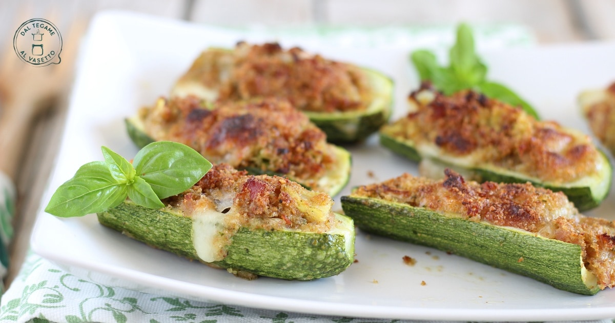 Gefüllte Zucchiniboote in der Mikrowelle