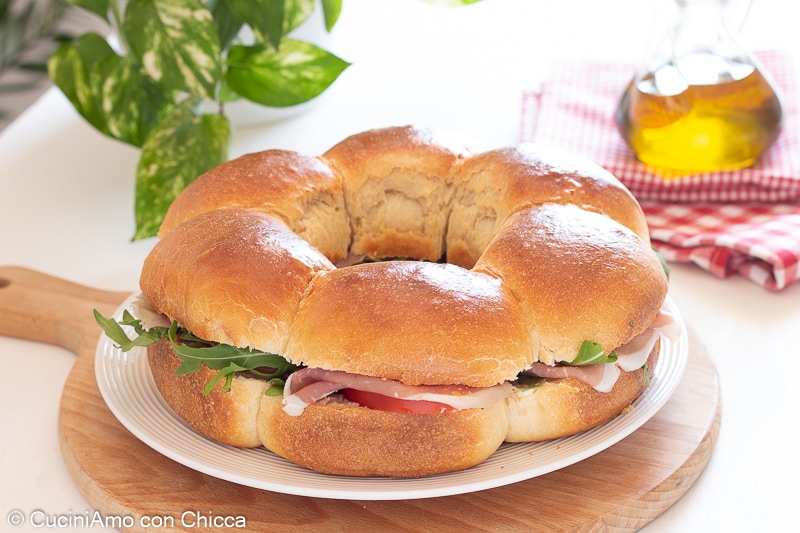 Herzhafter gefüllter Brioche