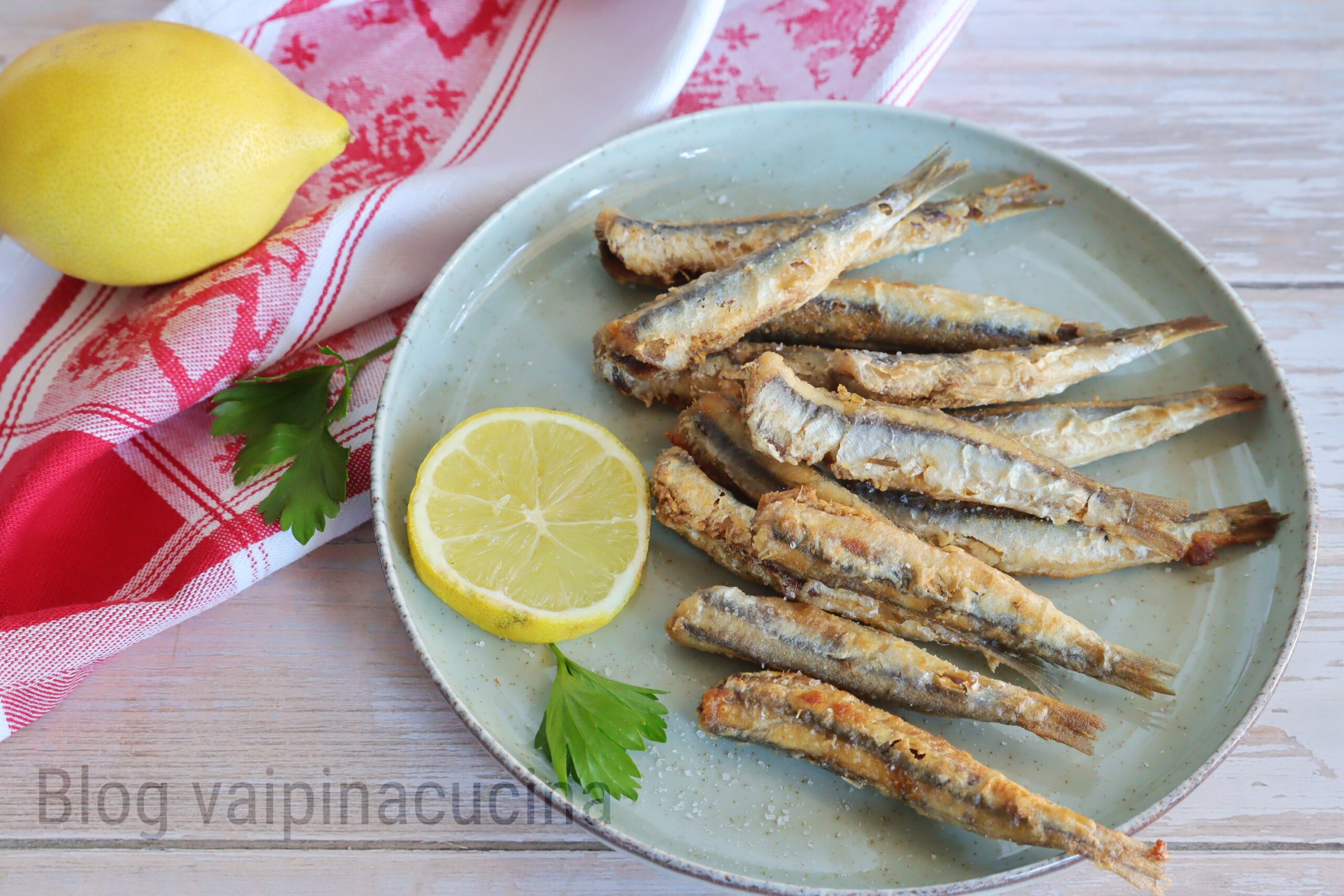 Goldene frittierte Sardellen