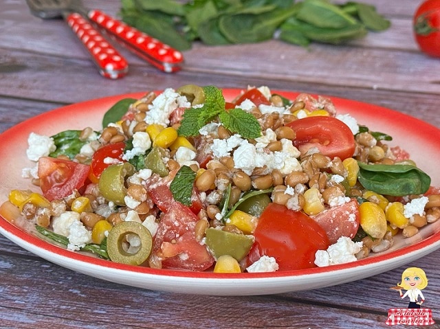 SOMMERSALAT MIT DINKEL, MAIS, FETA UND JUNGSPINAT