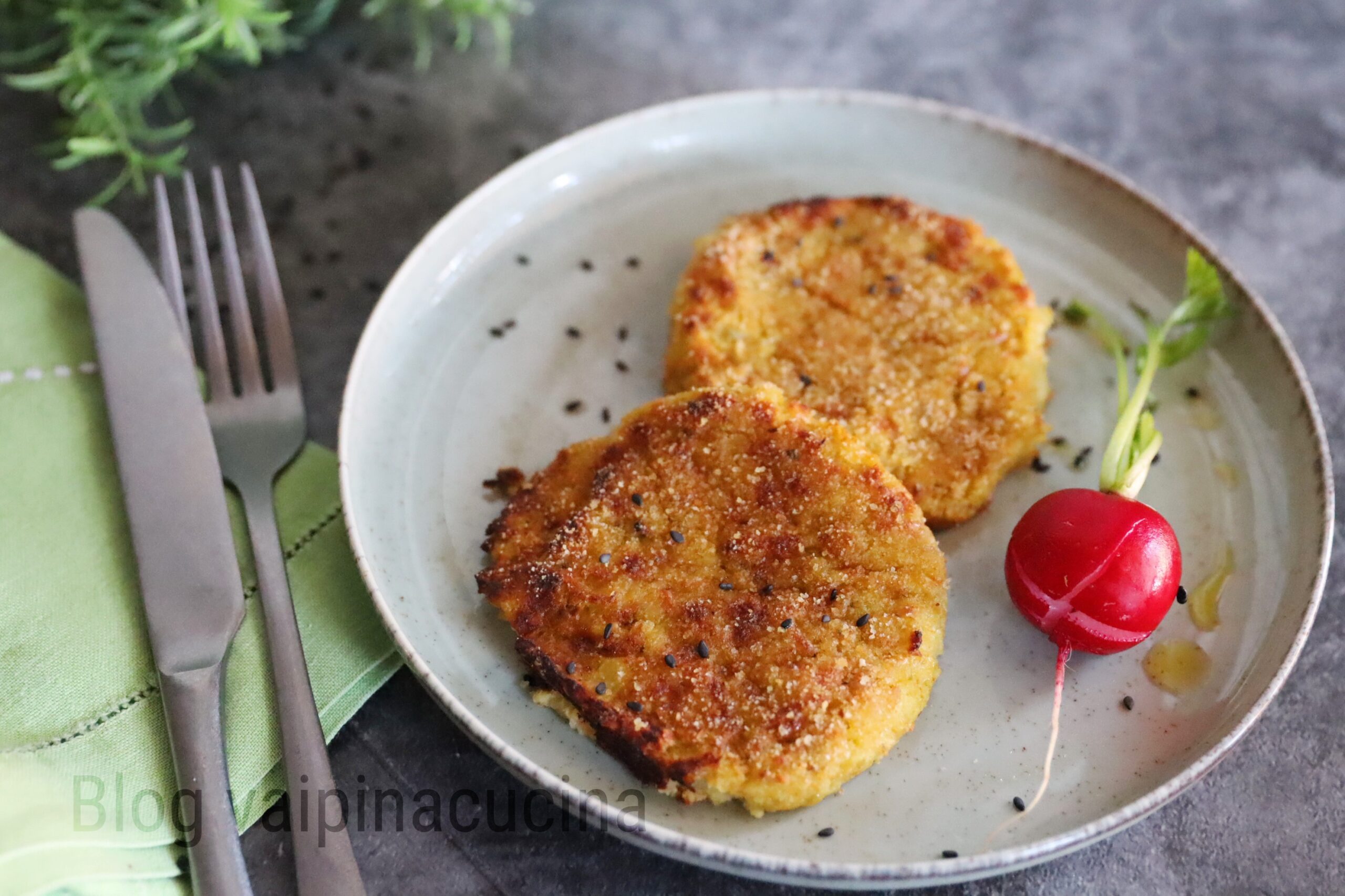 Frikadellen mit Gemüse und Kartoffeln