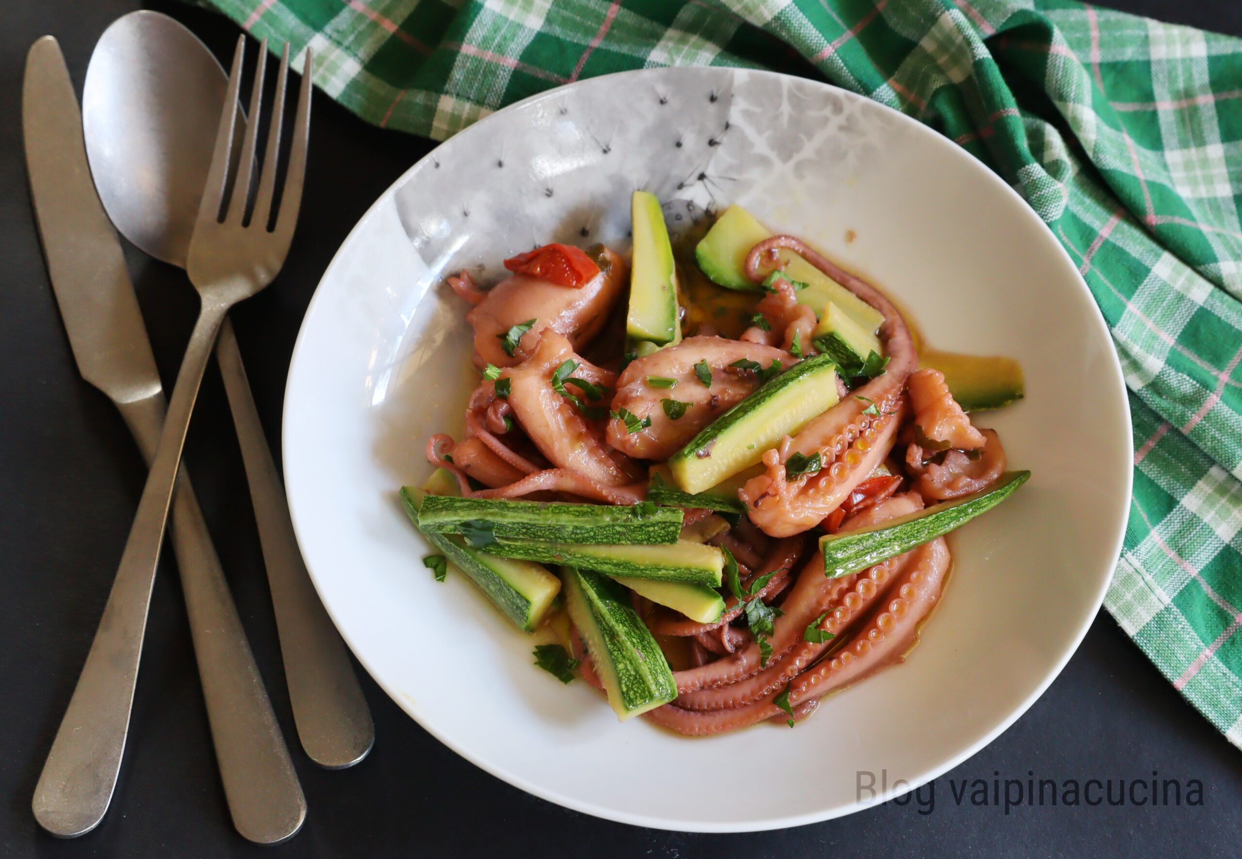 Moscardini und Zucchini in Suppe