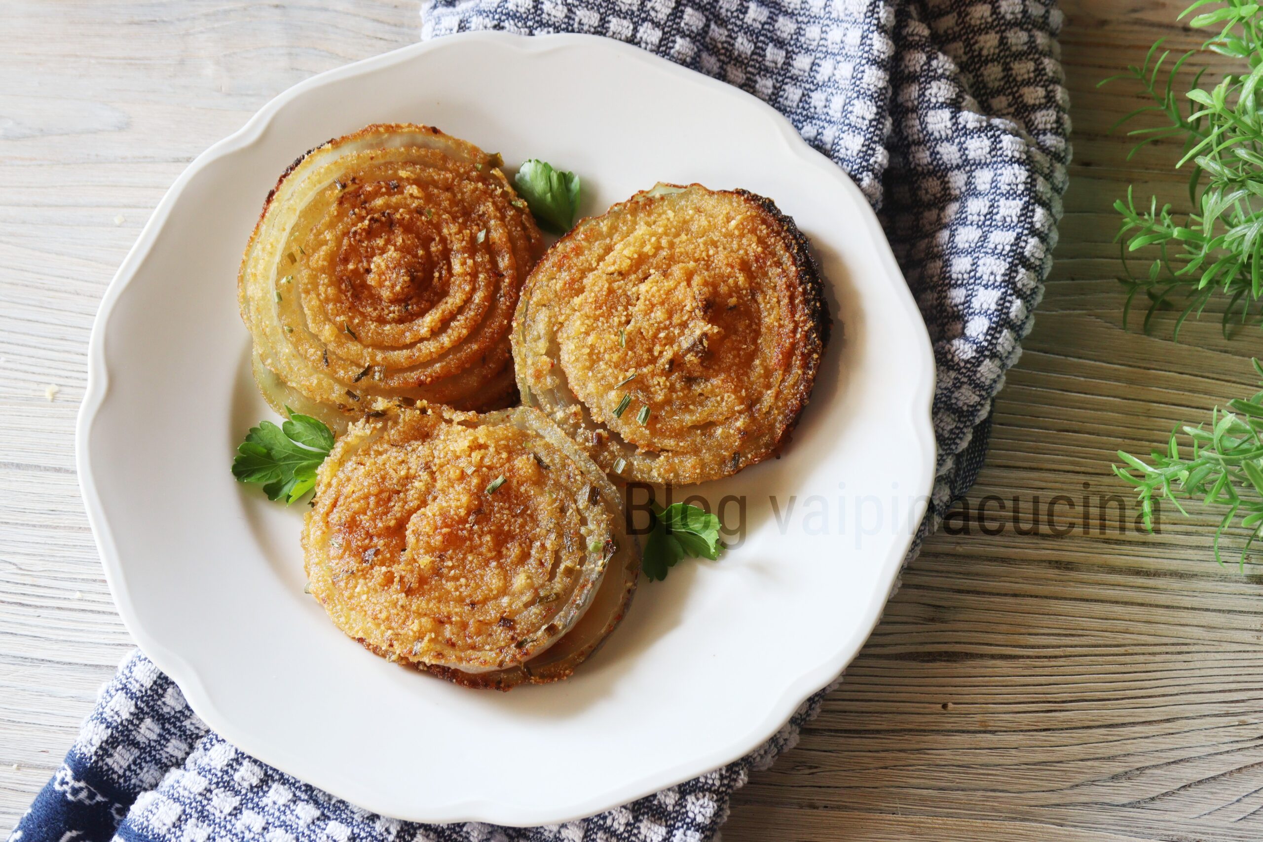 Mit Chili überbackene Zwiebeln