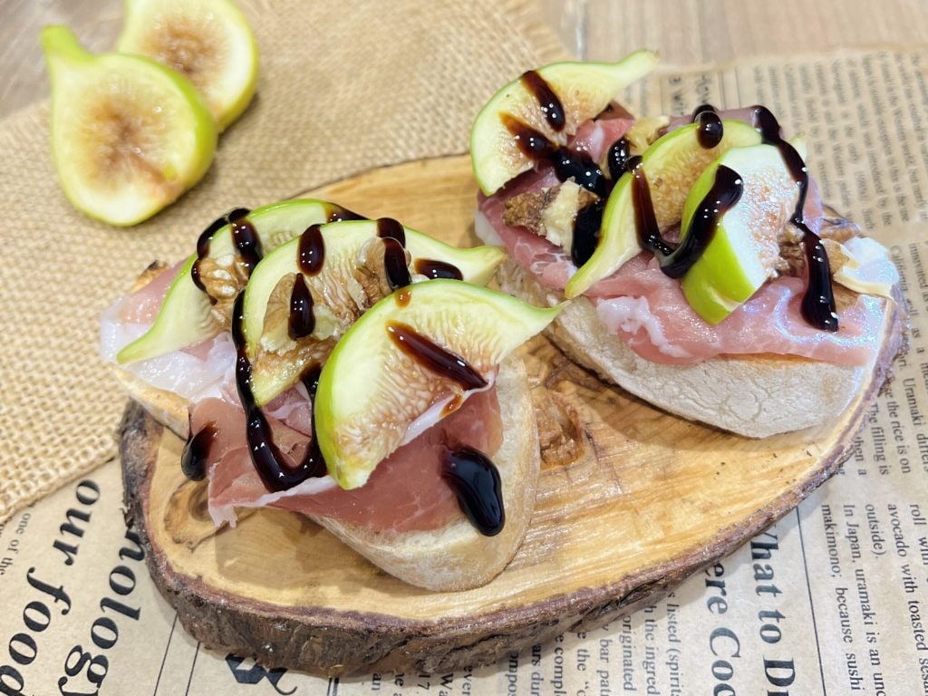 Bruschetta mit rohem Schinken und Feigen