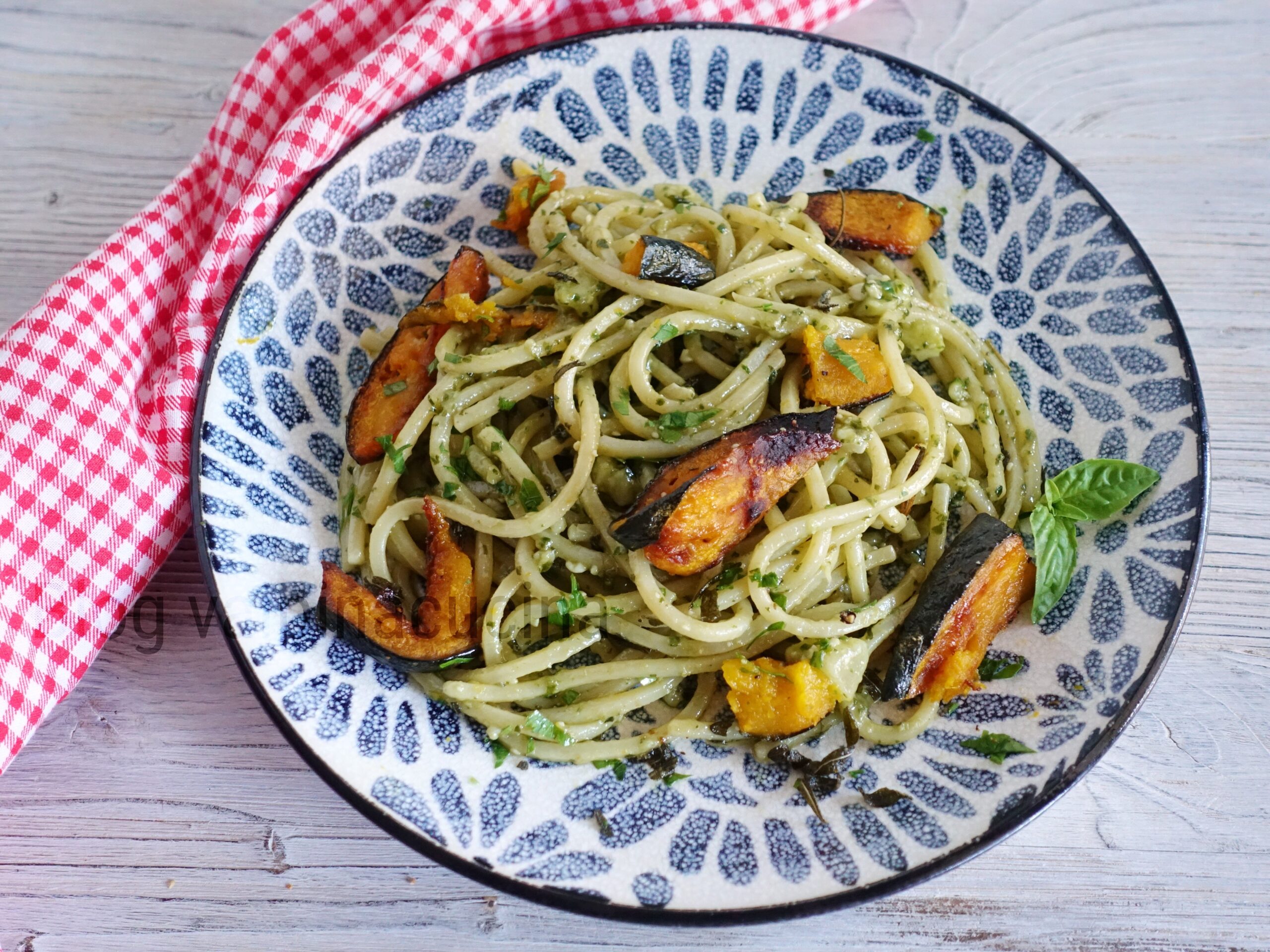 Pasta mit Pesto und Kürbis
