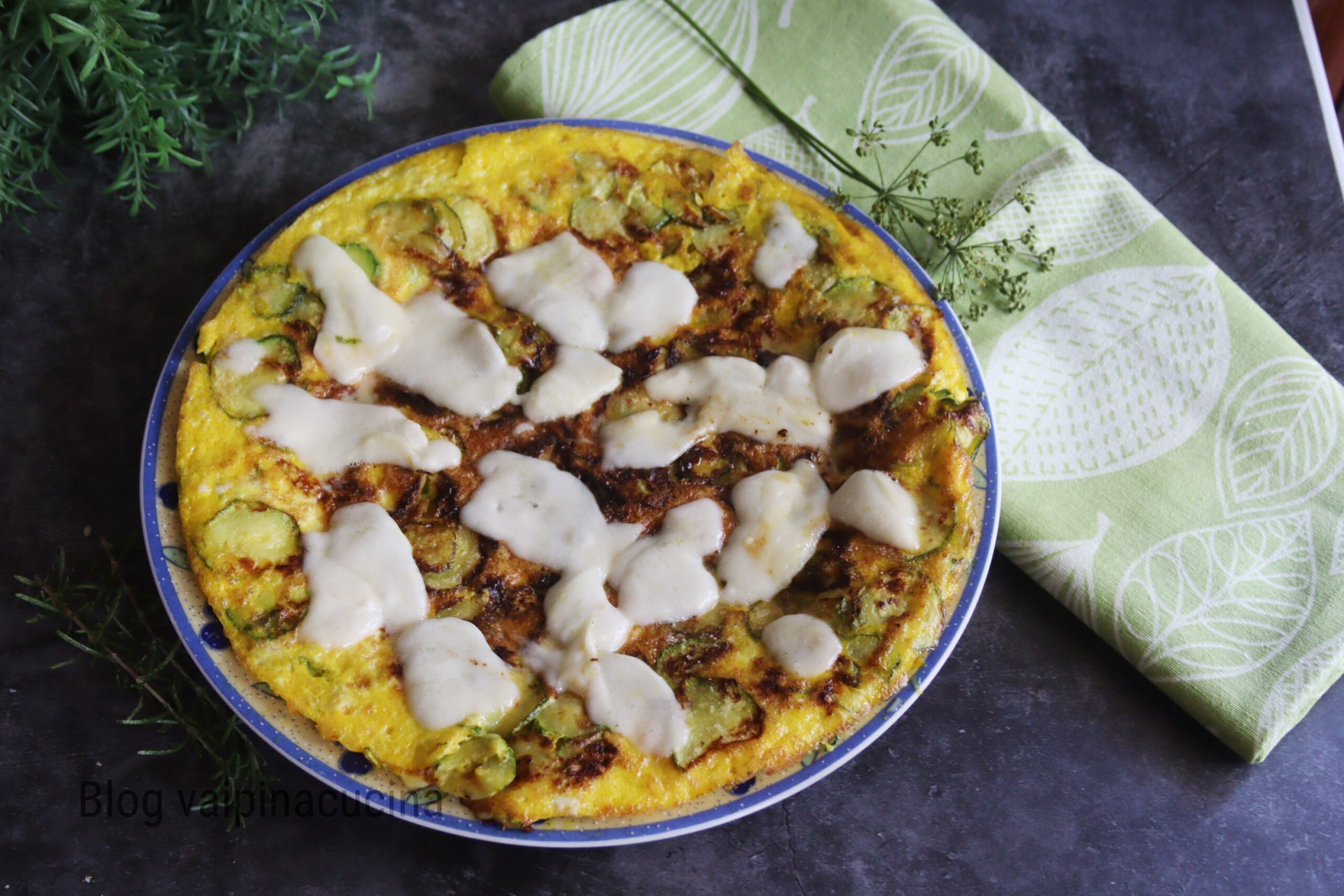 Zucchini- und Mozzarella-Omelett
