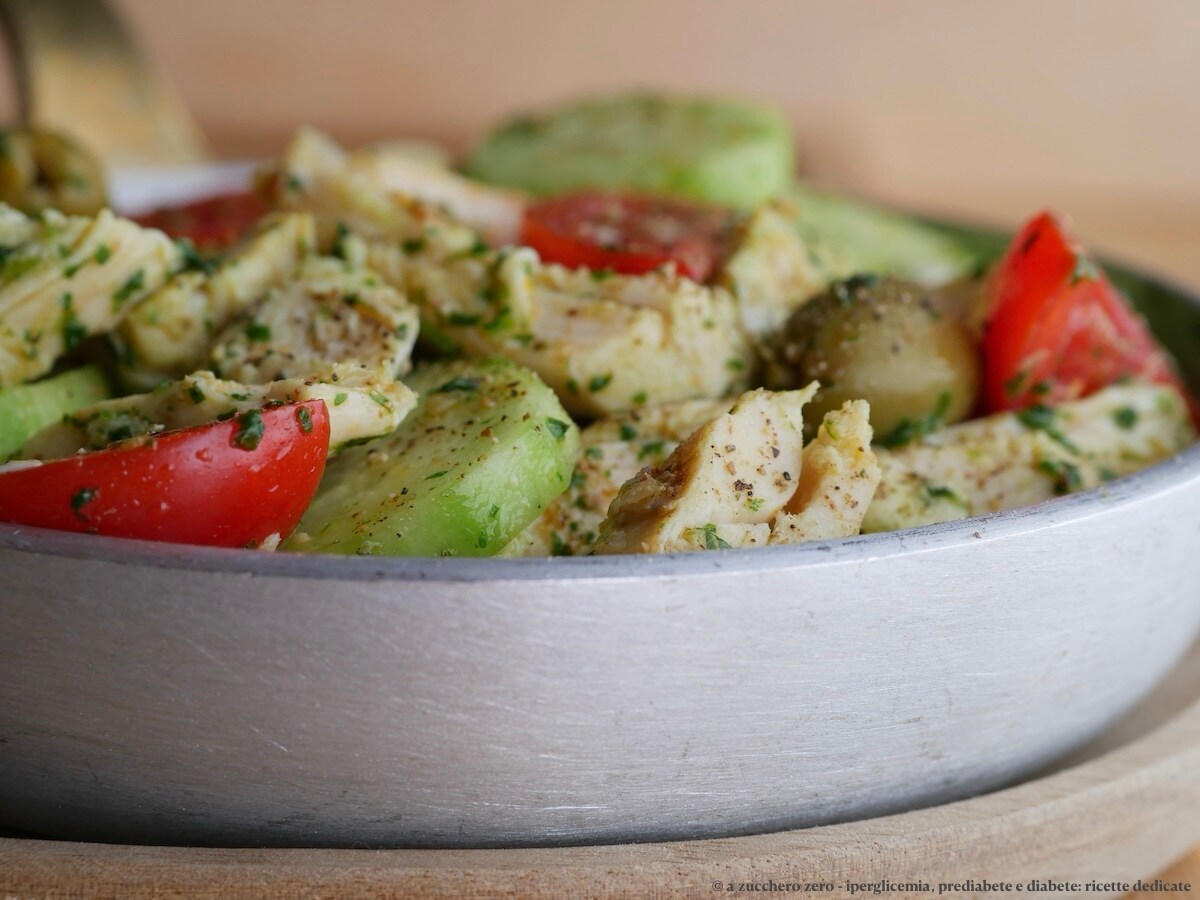 Leichter Hähnchensalat mit Gurken, Kirschtomaten und grüner Soße | frisches und schmackhaftes Rezept