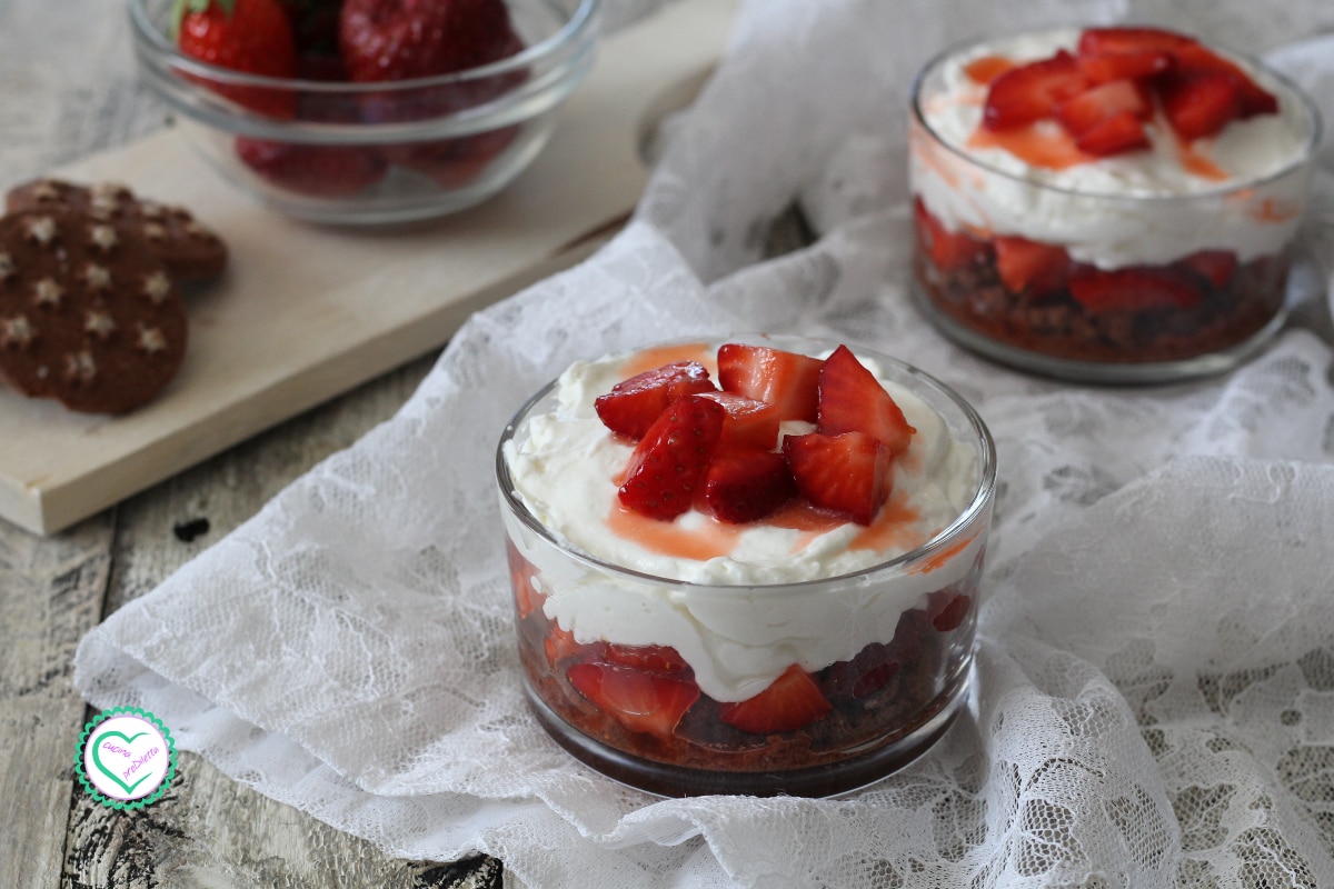 Mascarponebecher mit Erdbeeren