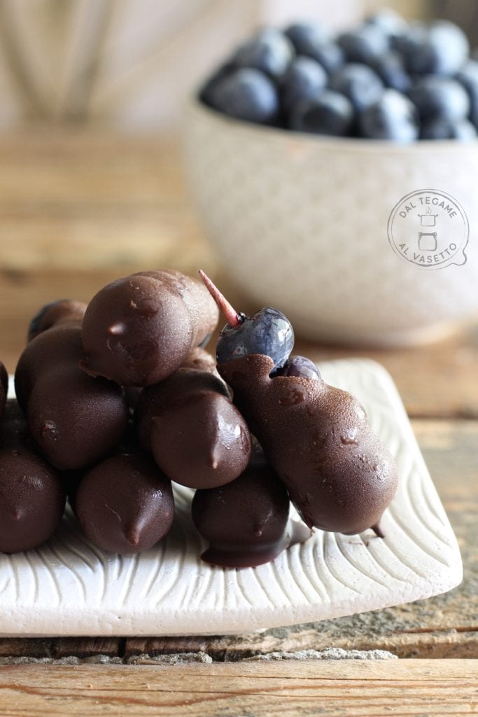 Mit Schokolade überzogene Heidelbeeren
